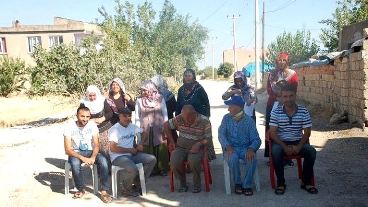 Tozlu Yolda, Sandalyeli Oturma Eylemi