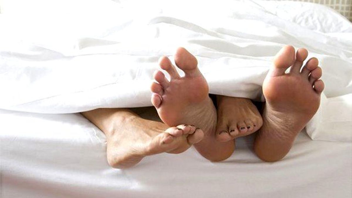 Ucuz Otel Odalarına Kamera Yerleştirip Çiftleri Görüntülemişler