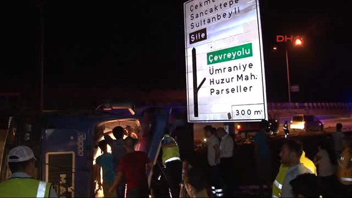 Ümraniye\'de Hafriyat Kamyonu Devrildi: 1 Yaralı
