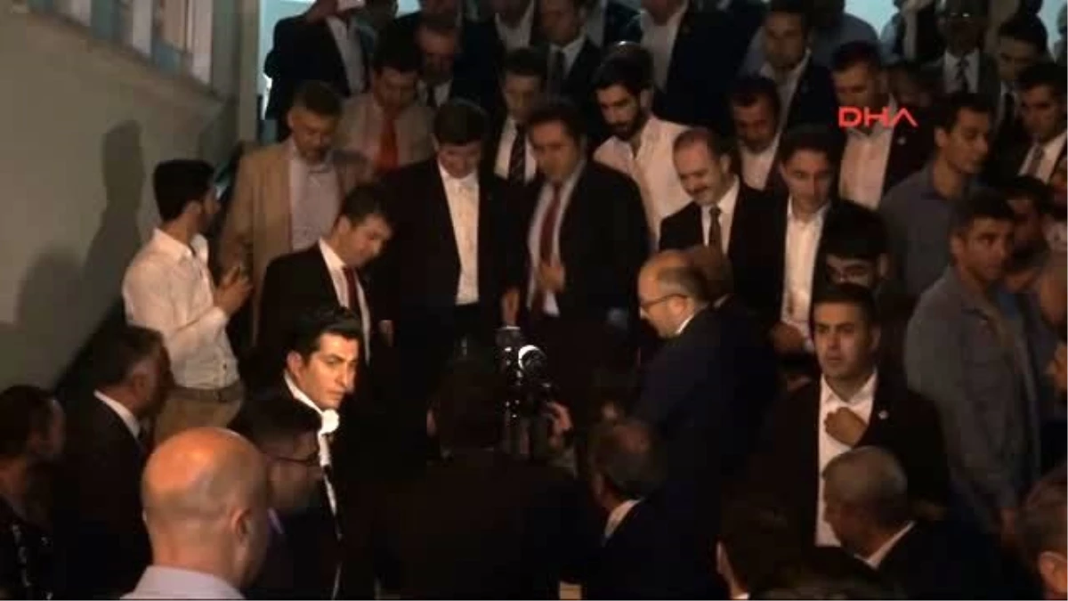 Van - Başbakan Davutoğlu Gevaş\'ta Teravih Kıldı