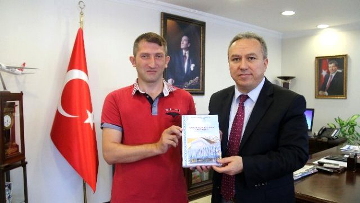 Yazar Aydemir, Vali Fidan\'a Kitabını Hediye Etti