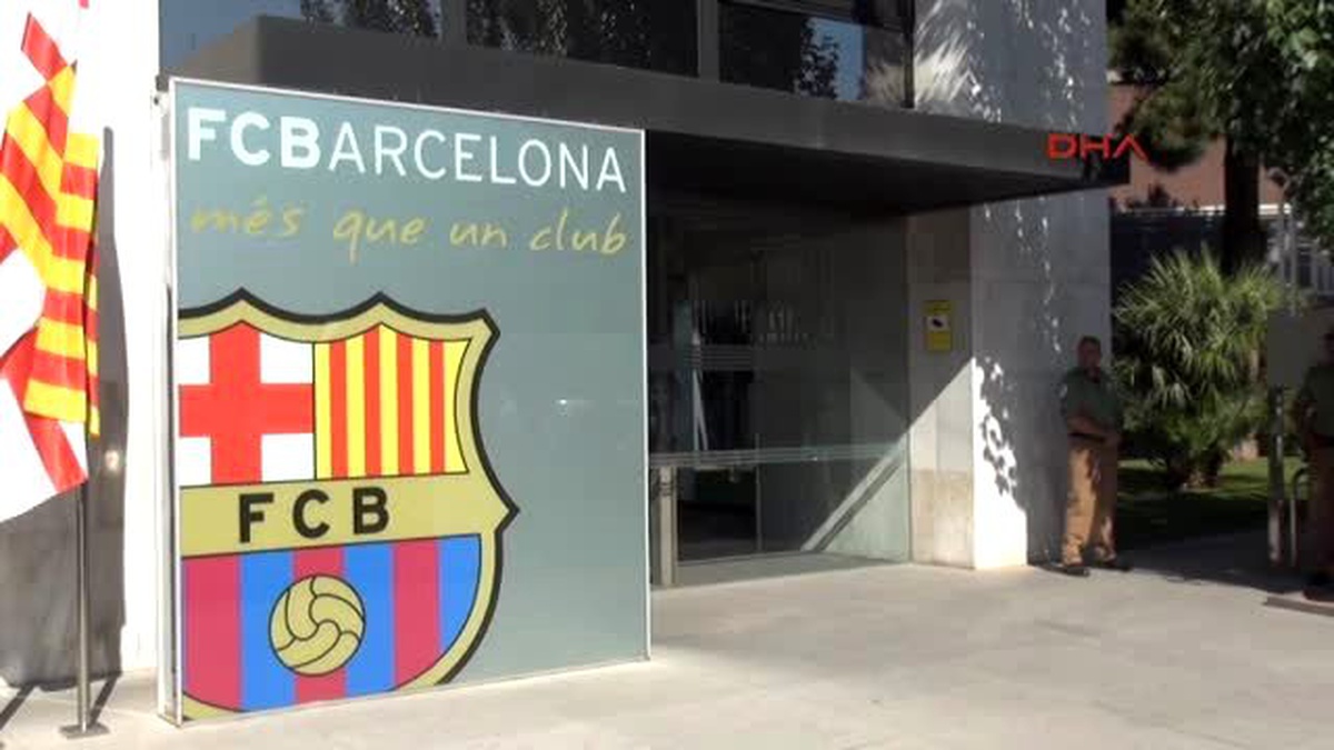 Arda Turan, Barcelona Amblemi Önünde Poz Verdi