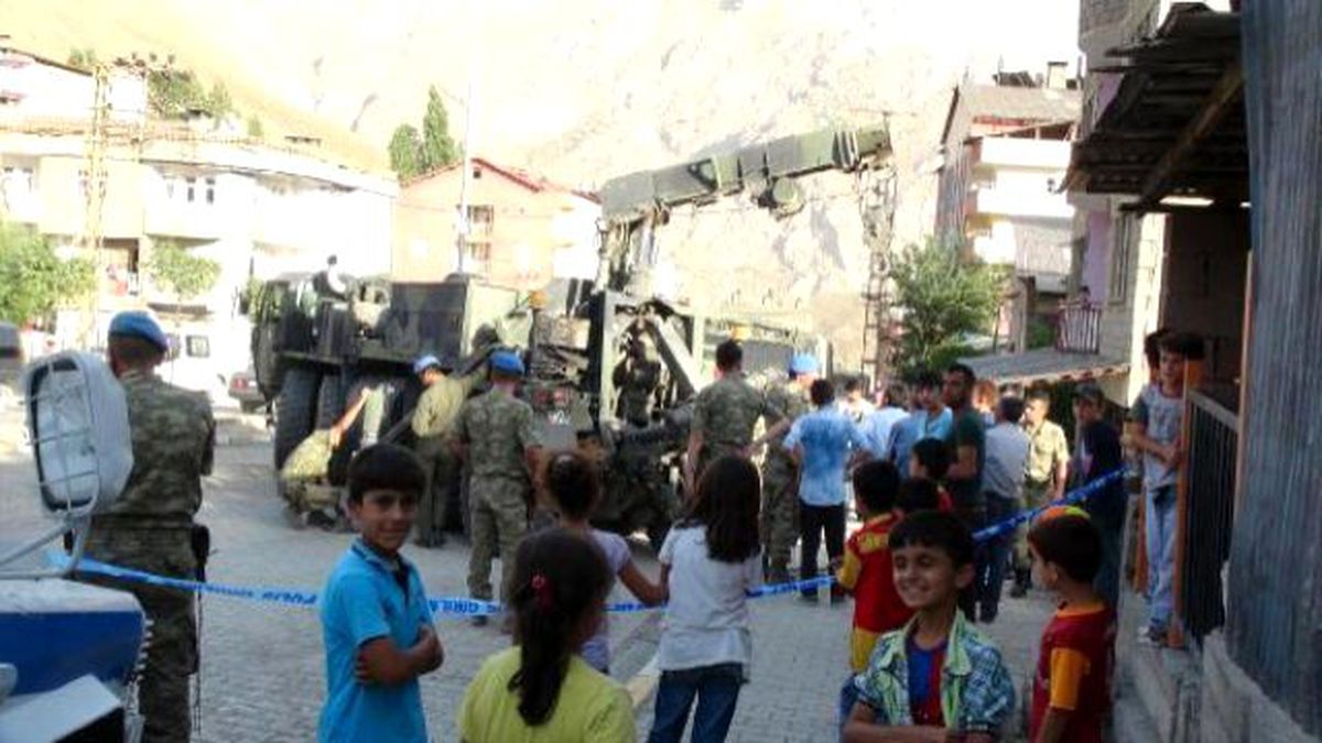 Askeri Araç Binanın İstinat Duvarının Üzerinde Askıda Kaldı
