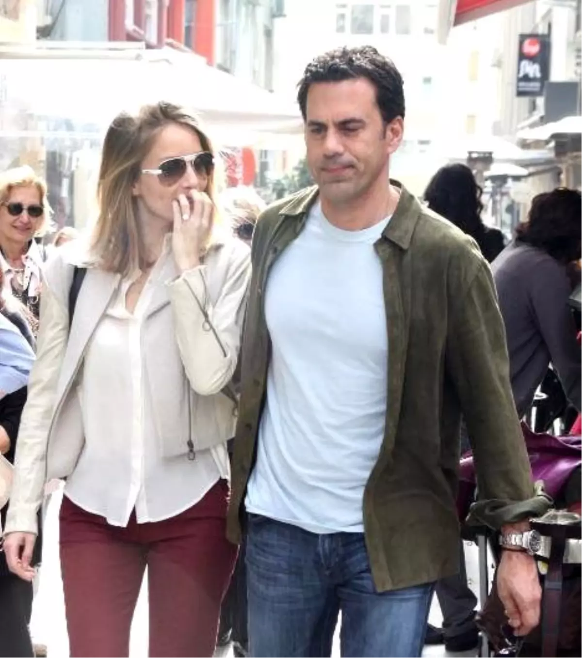 Bade İşçil Tepki Çekmemek İçin Fotoğrafa Müdahale Etti