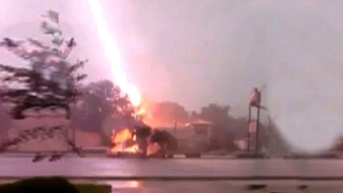 Eve Düşen Yıldırım Korku Yarattı