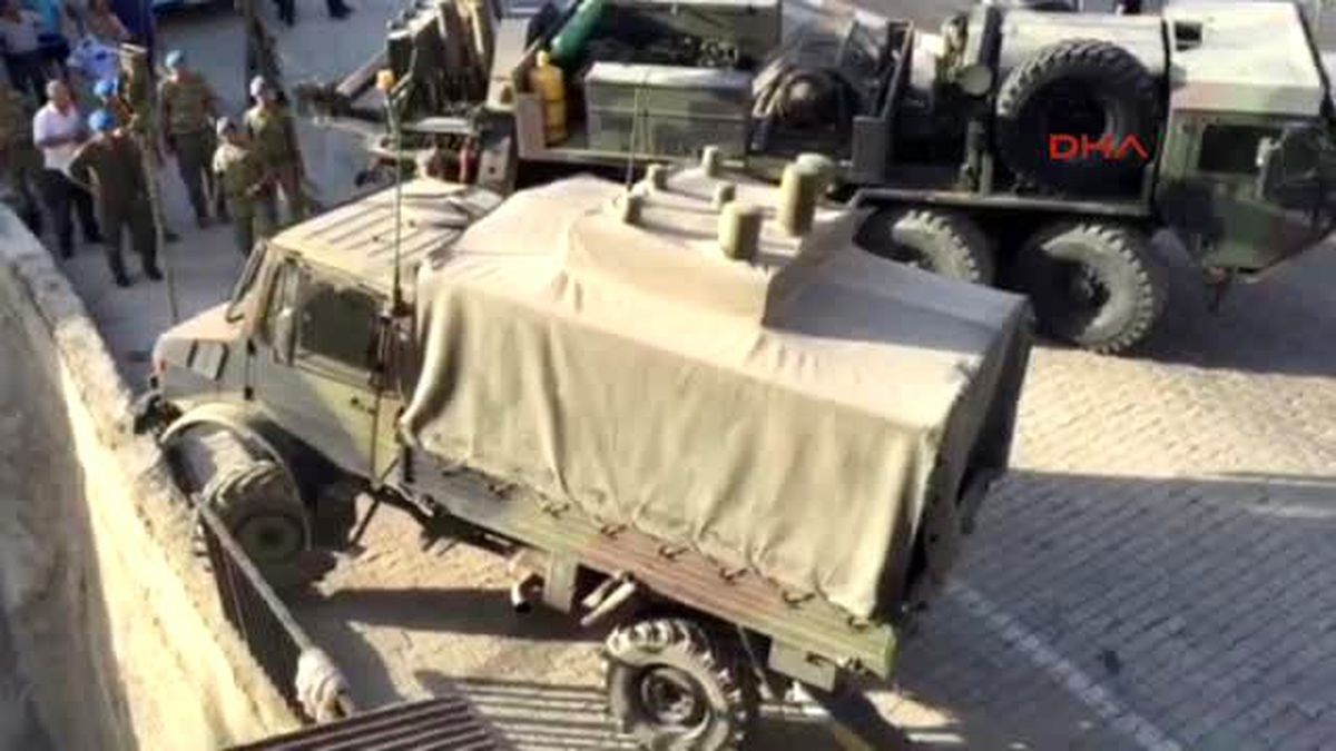 Hakkari Askeri Araç Binanın İstinat Duvarının Üzerinde Askıda Kaldı