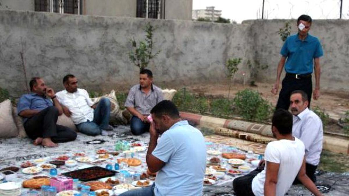 İftara Davet Edilmemesine İçerleyen Başkan, Sazlı Sözlü İftar Yemeği Verdi