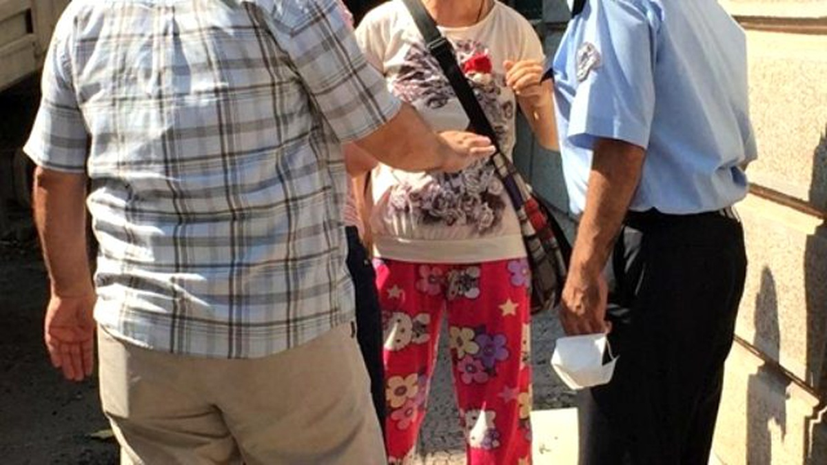 İzmir\'de Sokak Hayvanlarının Beslendiği Eve Tepki Gösterilmesi