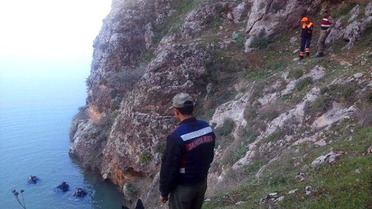 Kayalıklardan Suya Düşen Genç Boğuldu