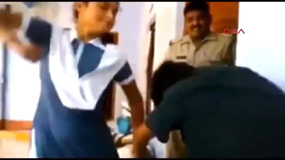 Genç Kız, Kendisini Taciz Eden Erkeği Tekme Tokat Dövdü