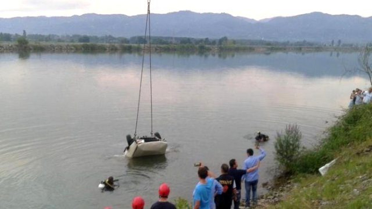 Kızına Şoförlük Öğretirken Baraj Gölüne Uçtular: 2 Ölü