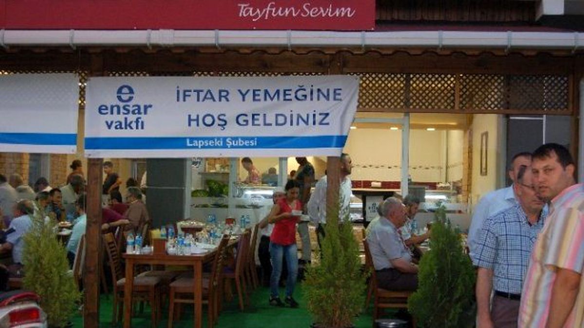 Lapseki Ensar Vakfı İftar Verdi