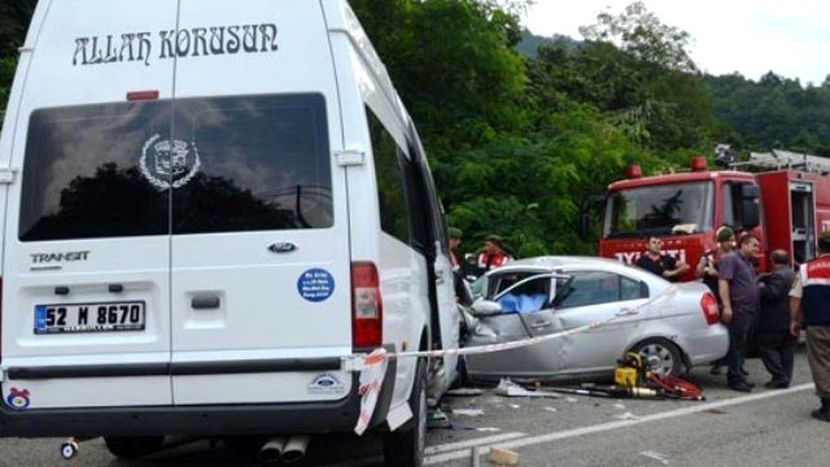 Ordu\'da Minibüs Otomobille Çarpıştı: 1 Ölü, 11 Yaralı