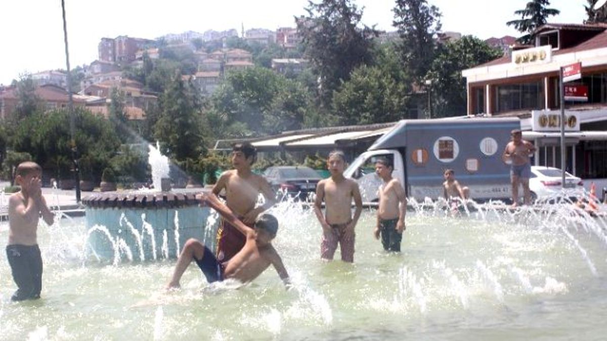 Suriyeli Çocukların Havuz Keyfi