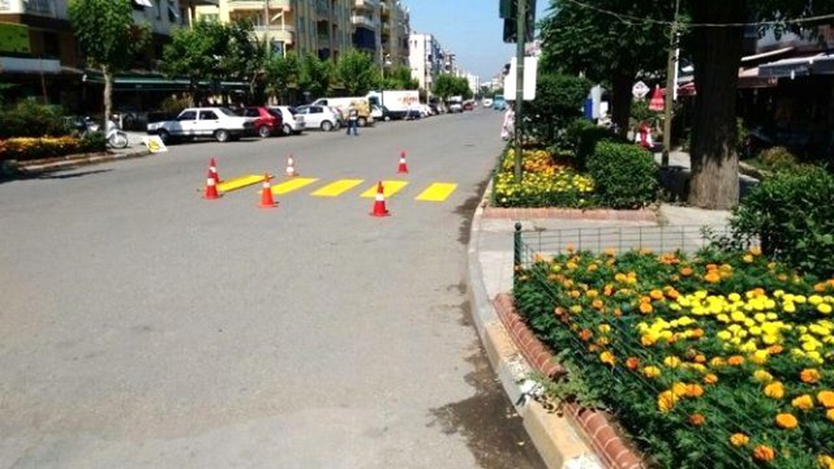 Salihli\'de Yaya Geçidi Çizgileri Yenileniyor