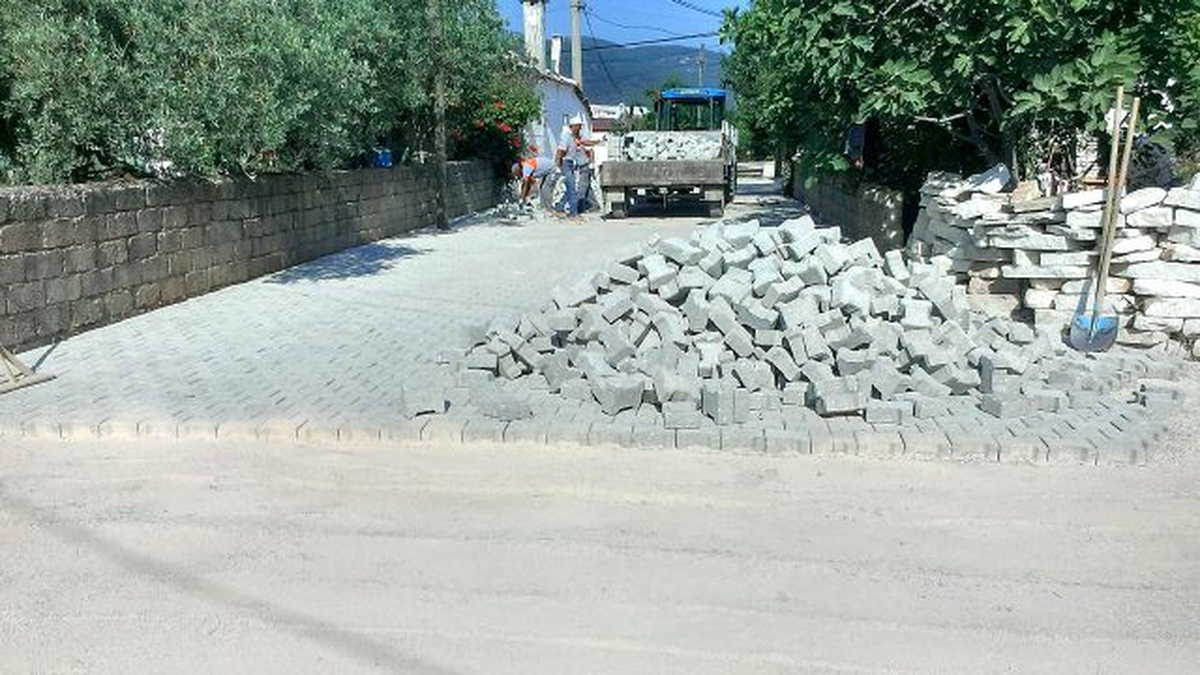 Salihpaşalar Mahallesinde, Yollara Kilit Parke Taşı Döşeniyor