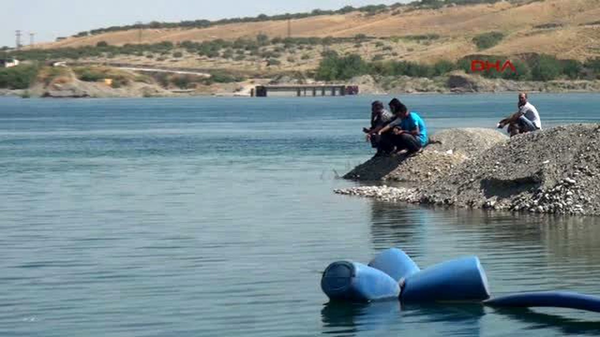 Şanlıurfa Serinlemek İçin Nehre Giren 2 Kardeşten 1\'i Kurtuldu, Diğeri Kayboldu