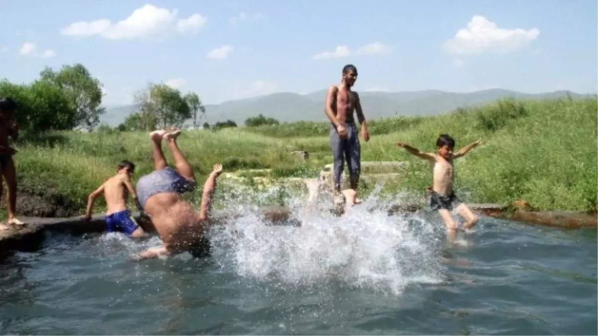 Sıcaktan Bunalan Gençler Soğuk Kaplıca Çermiğinde Serinlediler