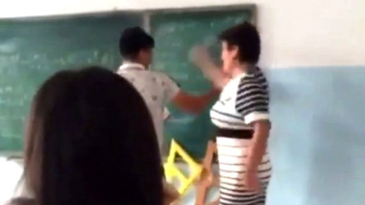 Sinirli Öğretmen, Sözlüye Kaldırdığı Öğrenciye Şiddet Uyguladı