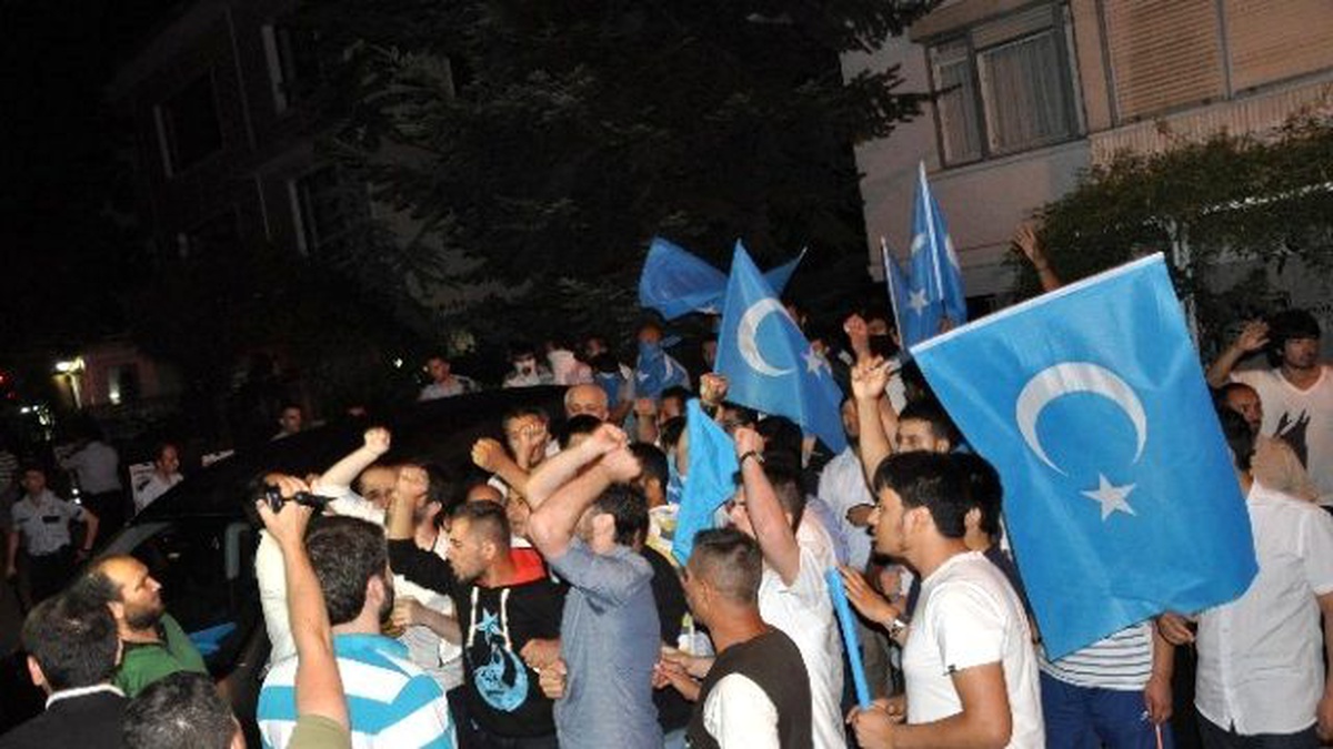 Tayland Konsolosluğu Önünde Polisle Göstericiler Arasında Gerginlik
