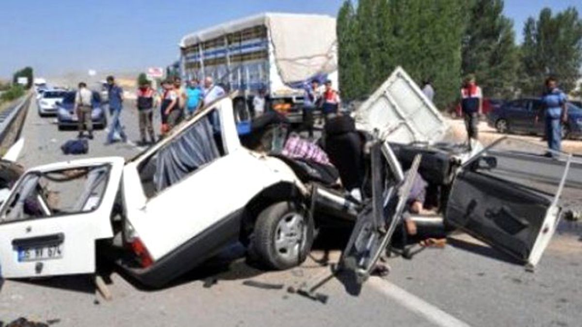 Uşak'ta Otomobil ile Kamyon Çarpıştı: 1'i Bebek, 4 Ölü