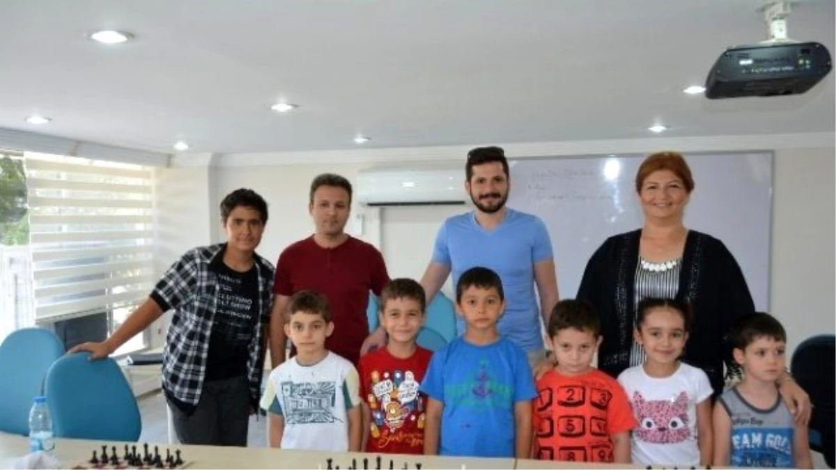 Yunusemre Belediyesi Satranç Öğretiyor