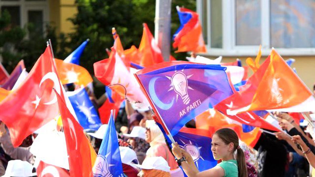 Rapor Davutoğlu'na Sunuldu: AK Parti Tabanı Erken Seçim İstiyor