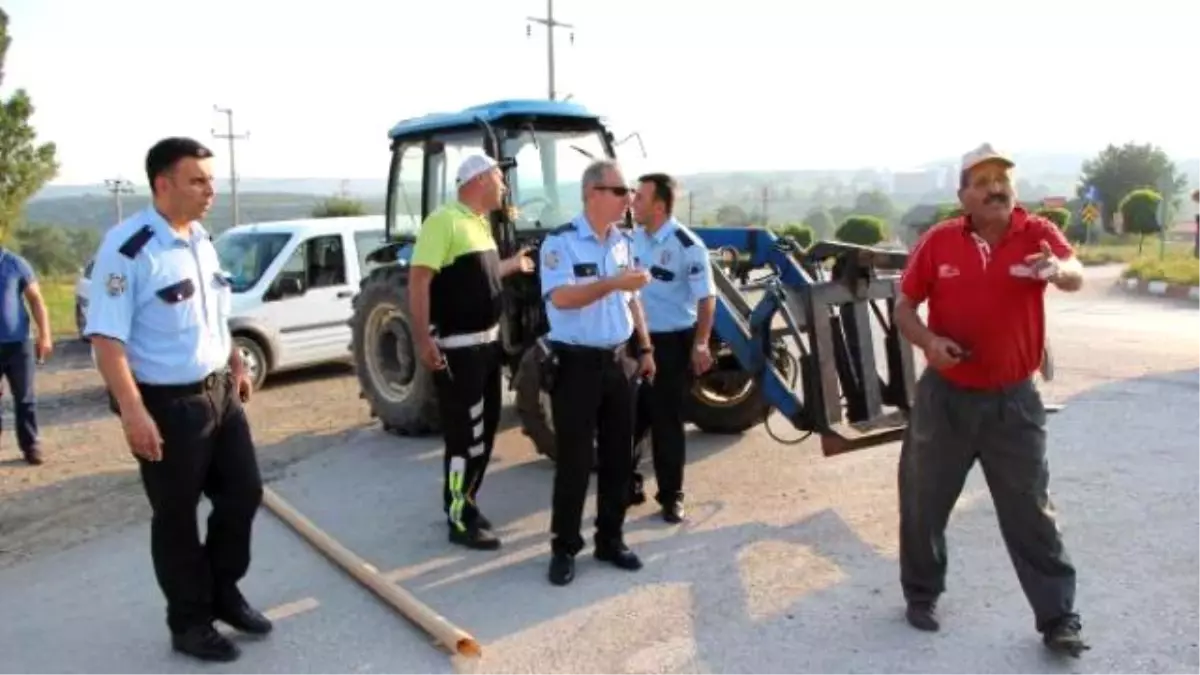 Bolu\'da Araçların Borularını Ezmesine Kızıp Yolu Kapattı