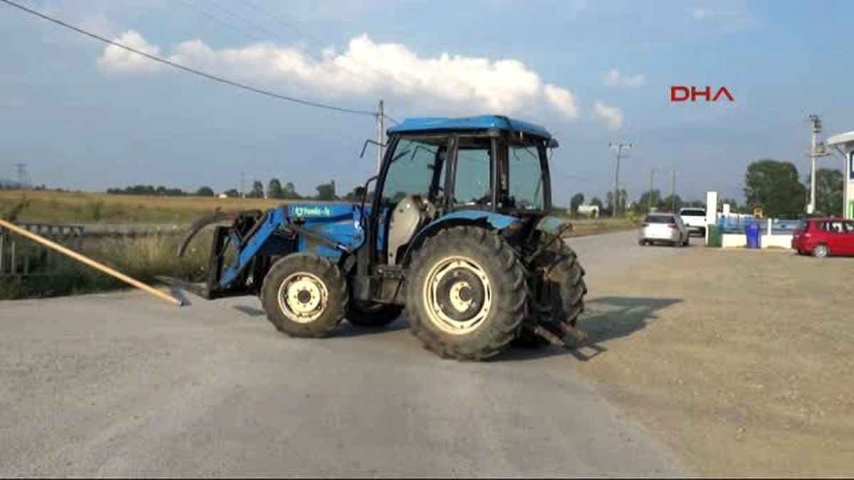 Bolu\'da Araçların Borularını Ezmesine Kızıp Yolu Kapattı