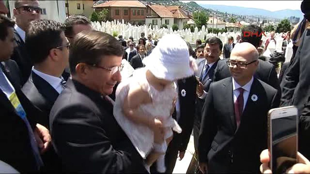 Davutoğlu, Kovaçi Şehitliği'ni ve İzzetbegoviç'in Kabrini Ziyaret Etti