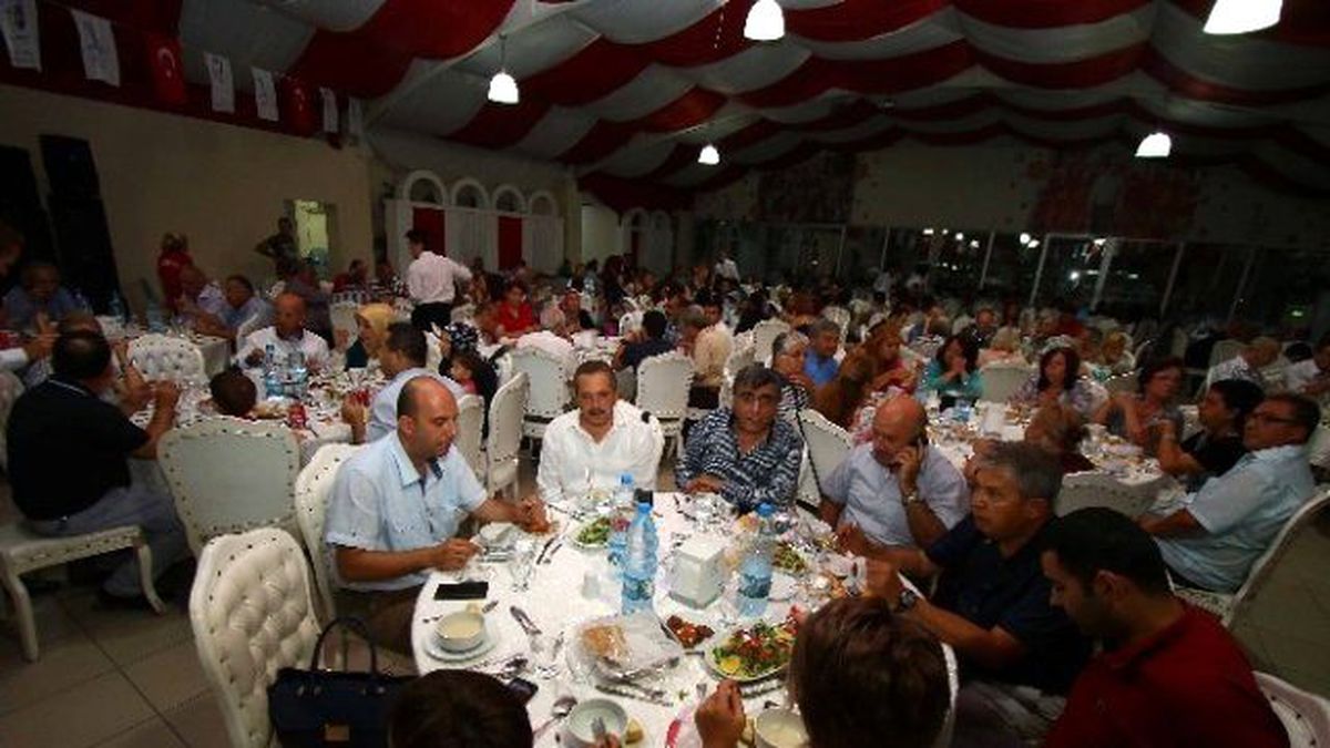 Bayraklı Belediyesi\'nden İftar Yemeği