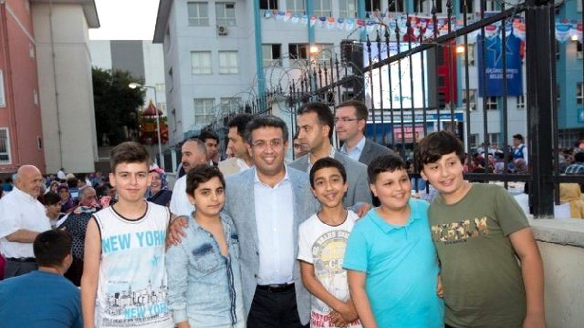 Küçükçekmece\'de Bereket Sofraları, Binleri Buluşturmaya Devam Ediyor