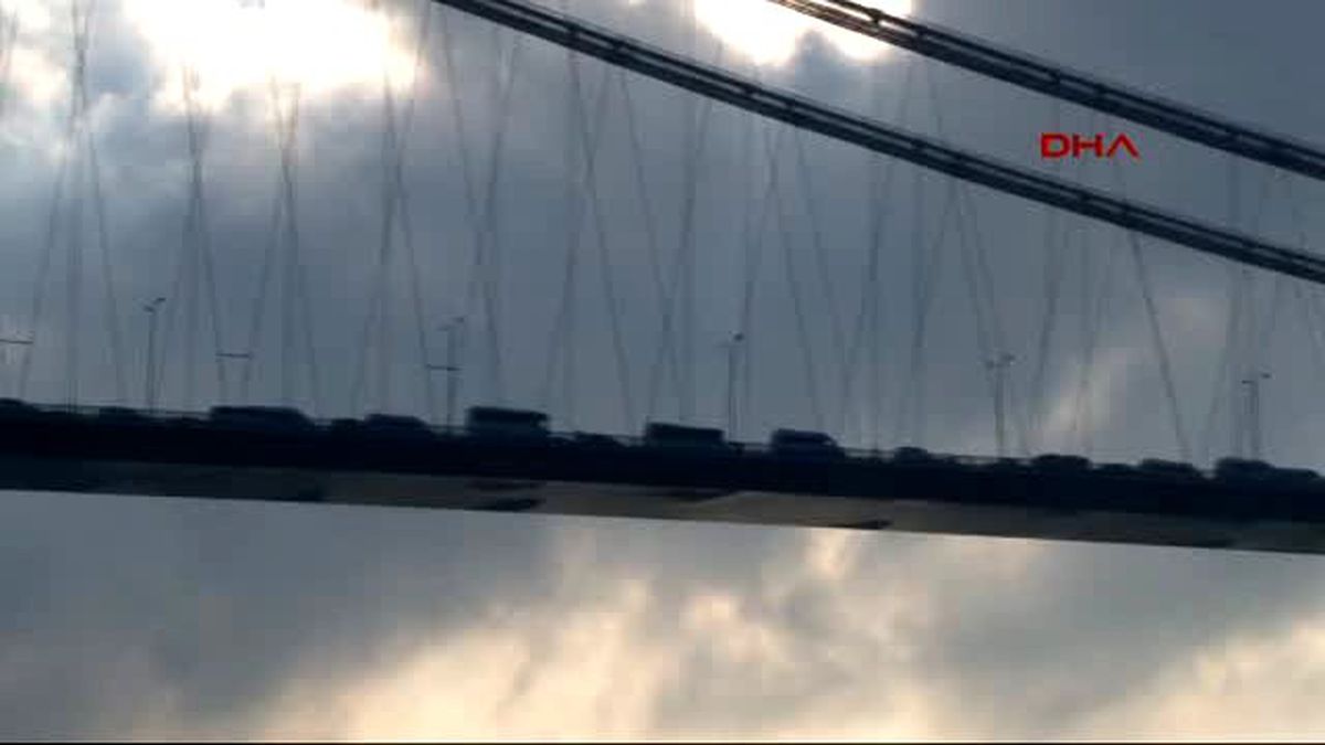 Boğaziçi Köprüsü'nde İntihar Girişimi! Trafik Kilitlendi