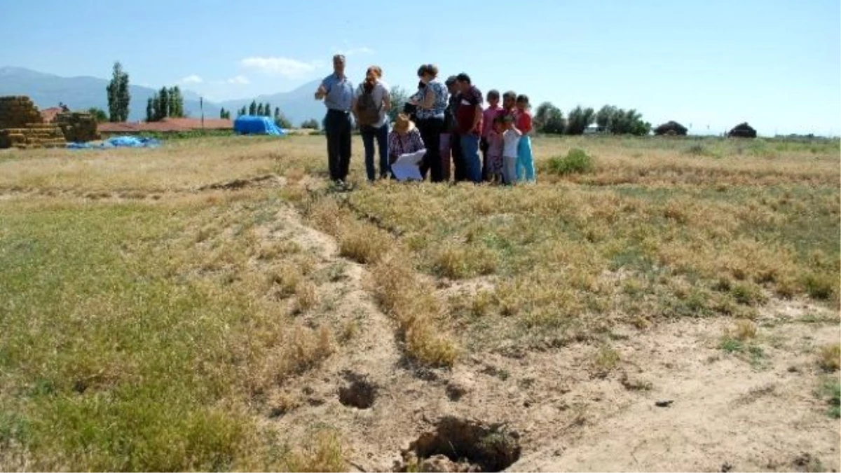 Bolvadin\'de Toprakta Oluşan Dev Yarıkların Nedeni Araştırılmaya Başlandı