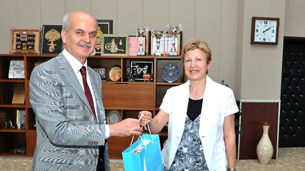 Cbü\'lü Akademisyene En İyi Sunum Ödülü