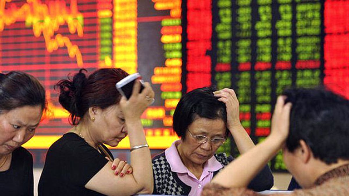 Çin Borsası 3 Trilyon Dolar Kaybedince, Borsanın Yarısı Donduruldu