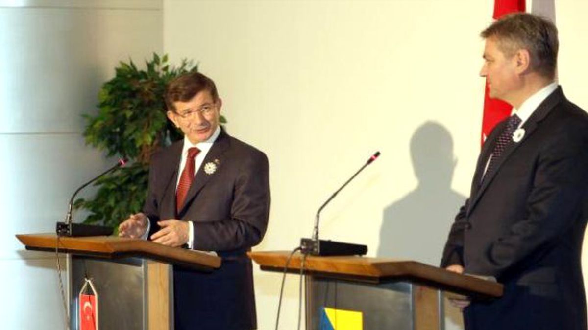 Davutoğlu: "Srebrenitsa\'da İnsanlık Vicdanı ve Uluslararası Hukuk da Katledildi"