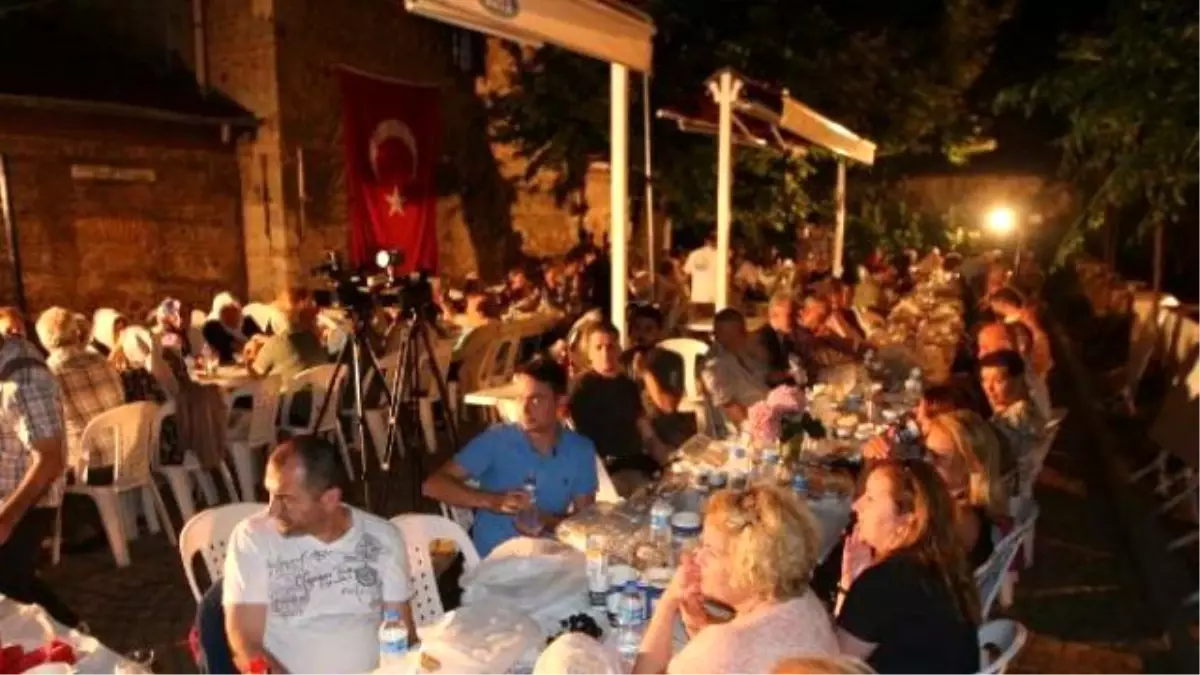 Ermeni Kilisesi Bahçesinde Sahur