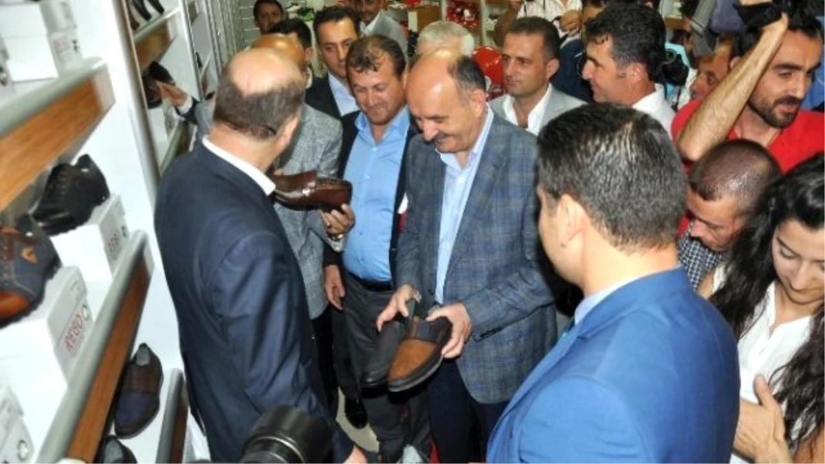 Esnaf Ziyareti Yapan Sağlık Bakanı 3 Çift Ayakkabı Aldı
