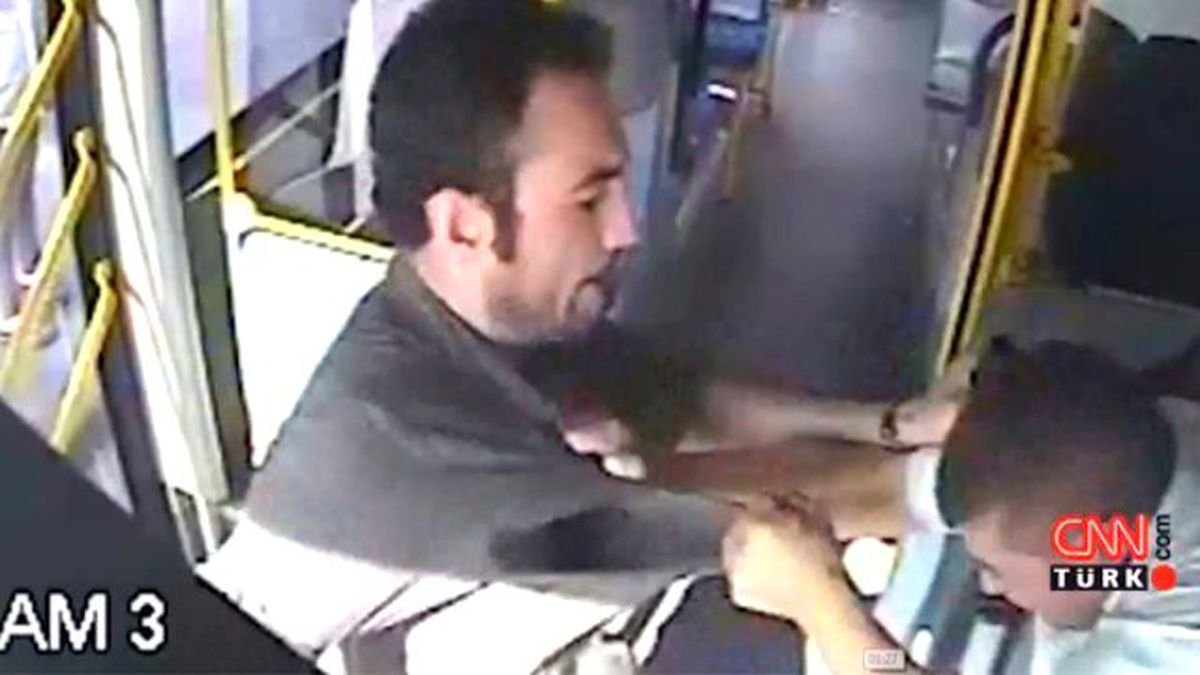 Halk Otobüsünde Sivil Polisin Uyguladığı Şiddet Kamerada