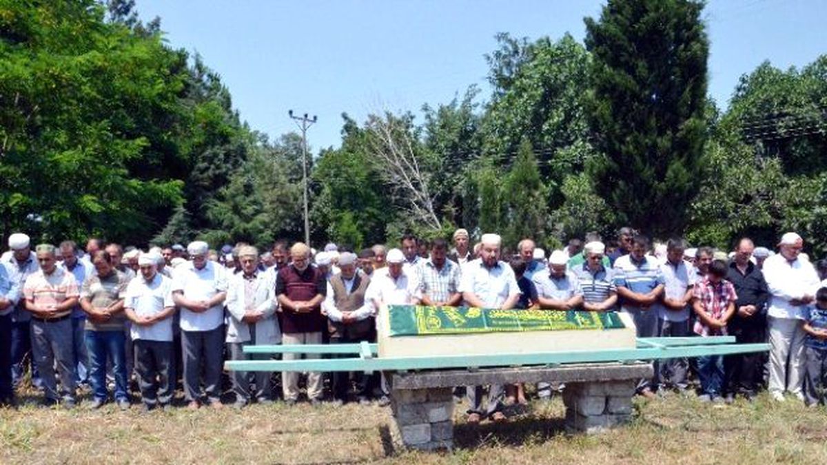 İstanbul\'da Cinnet Getiren İş Adamı Bafra\'da Defnedildi