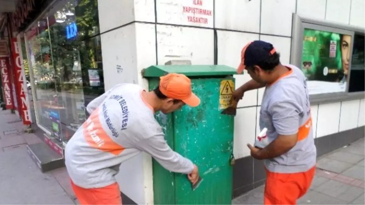 İzmit Belediyesi Ekipleri Afiş Temizliğinde