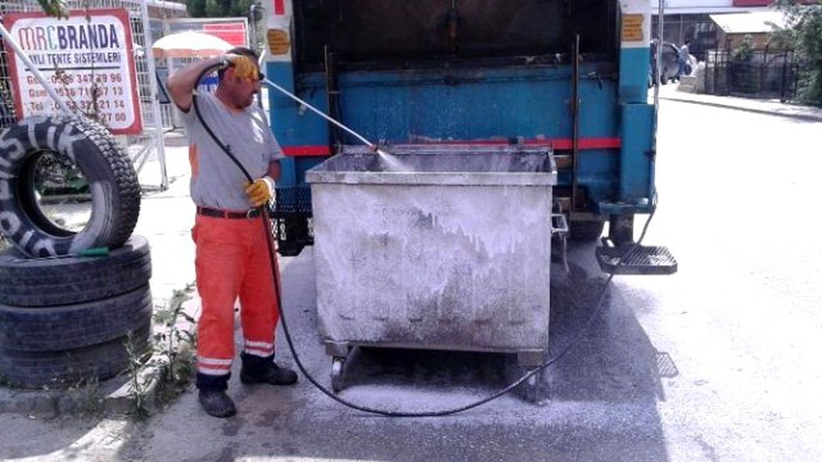 İzmit\'te Çöp Konteynerlerı Sürekli Yıkanıyor