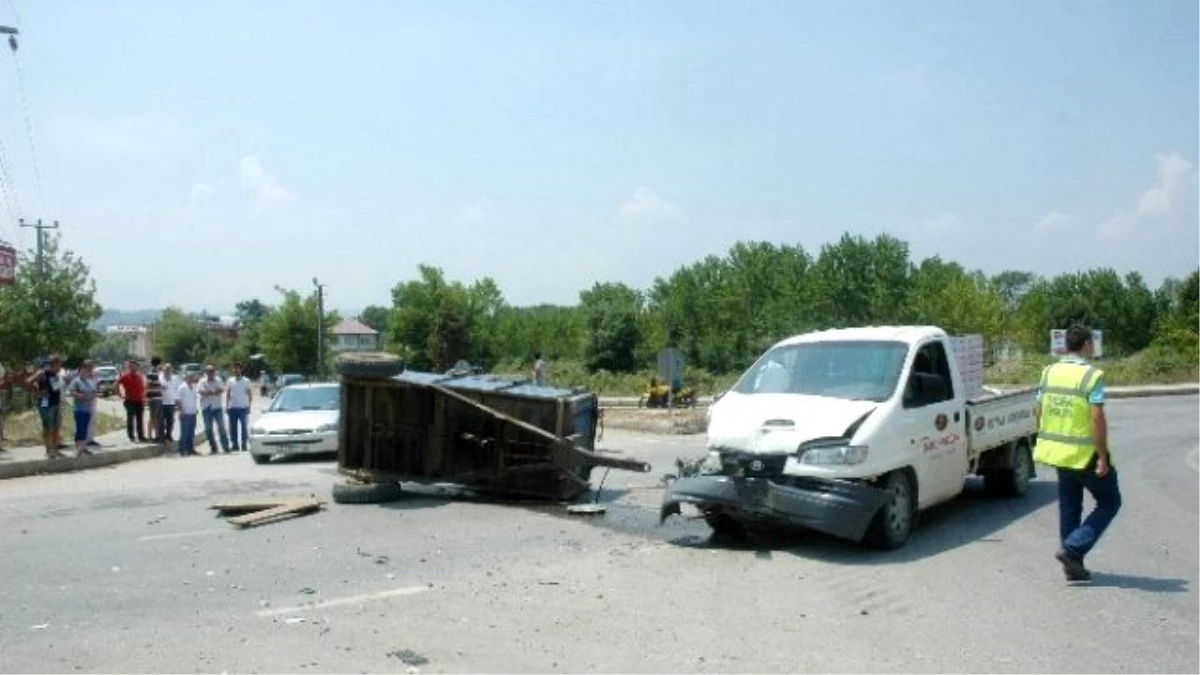 Kamyonetin Çarptığı Traktör Takla Attı: 1 Ölü