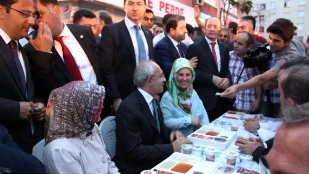 Kılıçdaroğlu, Ümraniye\'de Sokak İftarına Katıldı