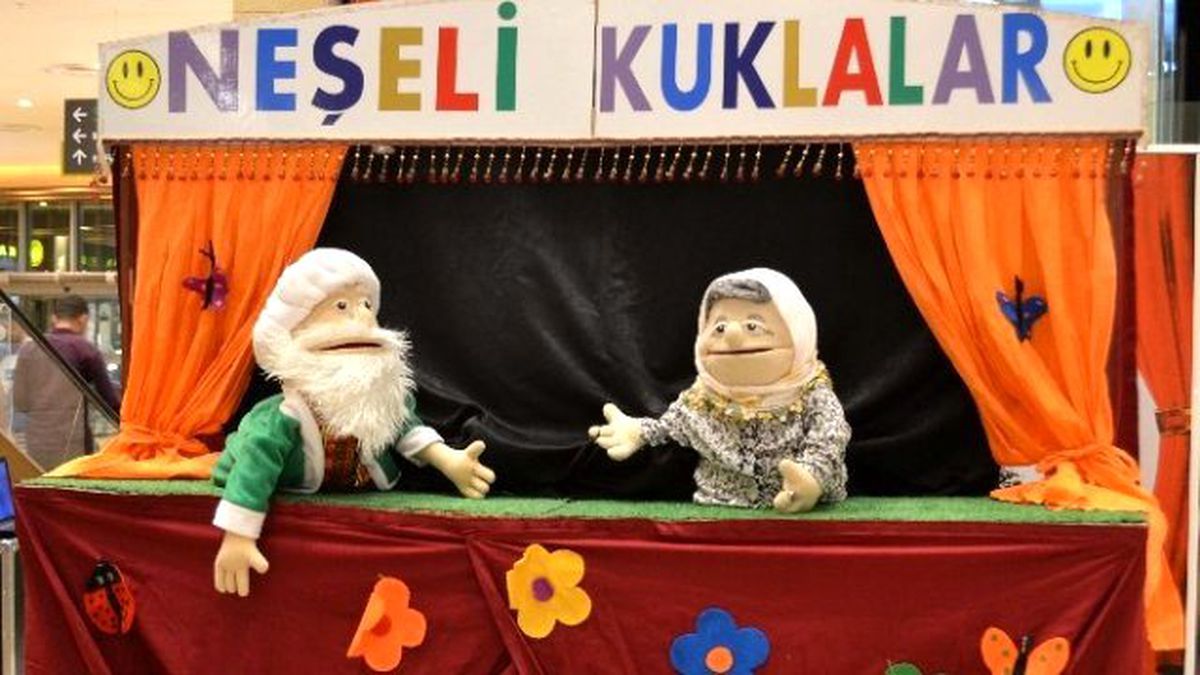 Kukla Gösterisi Piazza\'yı Şenlendirdi