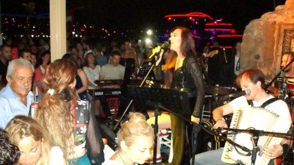 Leman Sam, Bodrum\'da Hayranları ile Buluştu