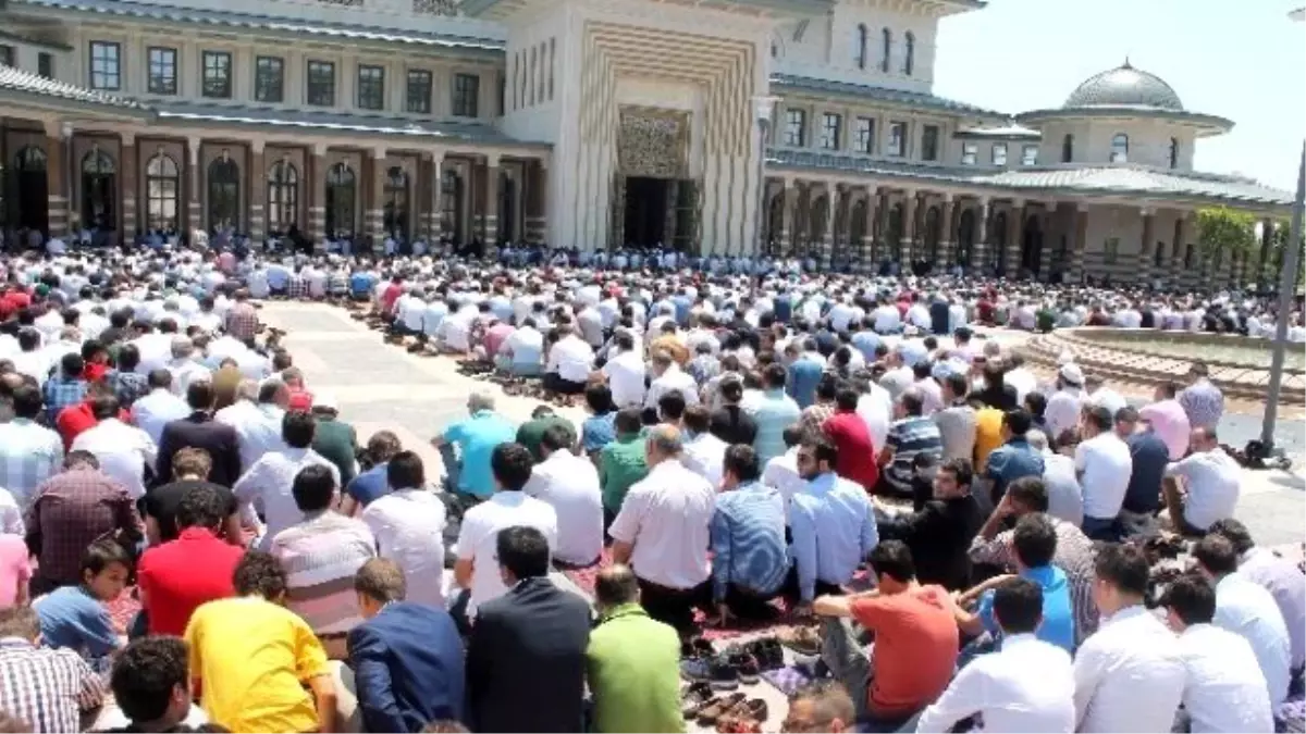 Millet Camii Ramazan\'ın Son Cuma Namazında Doldu Taştı