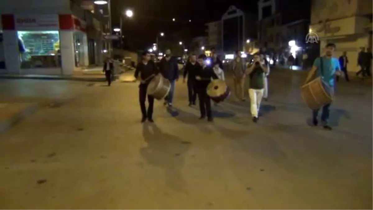 Oyun Havası ve Mehter Marşı ile Sahura Kaldırıyorlar