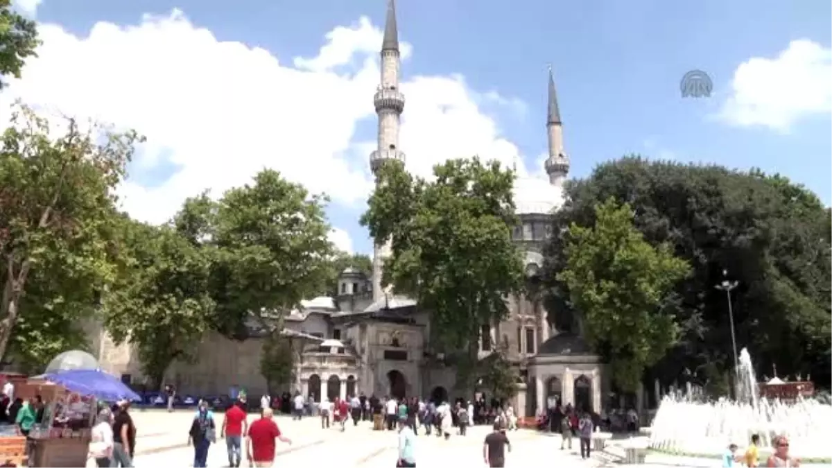 Ramazan\'ın Son Cuma Namazı Camilerde Yoğunluğa Neden Oldu